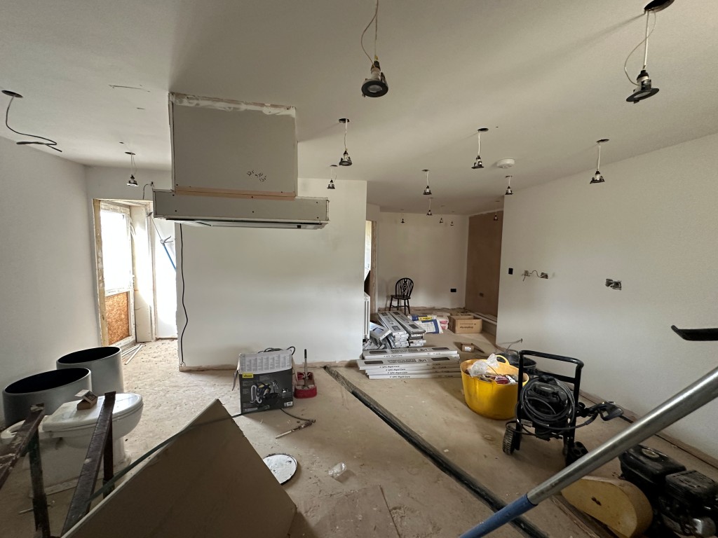 Lot: 127 - FOUR-BEDROOM DETACHED HOUSE IN NEED OF WORKS - Kitchen space